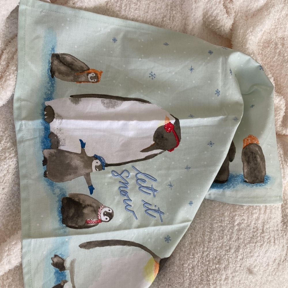 Towel from💕Anthropologie… Holiday edition.. let it snow💕 - Picture 7 of 12
